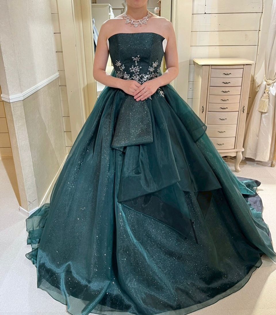 滅多に見ないグリーンのキラキラドレス