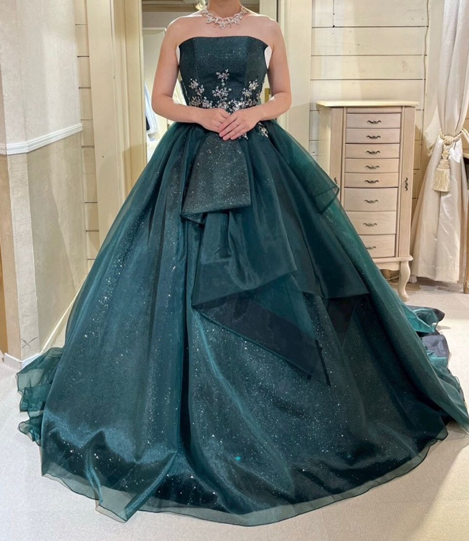滅多に見ないグリーンのキラキラドレス