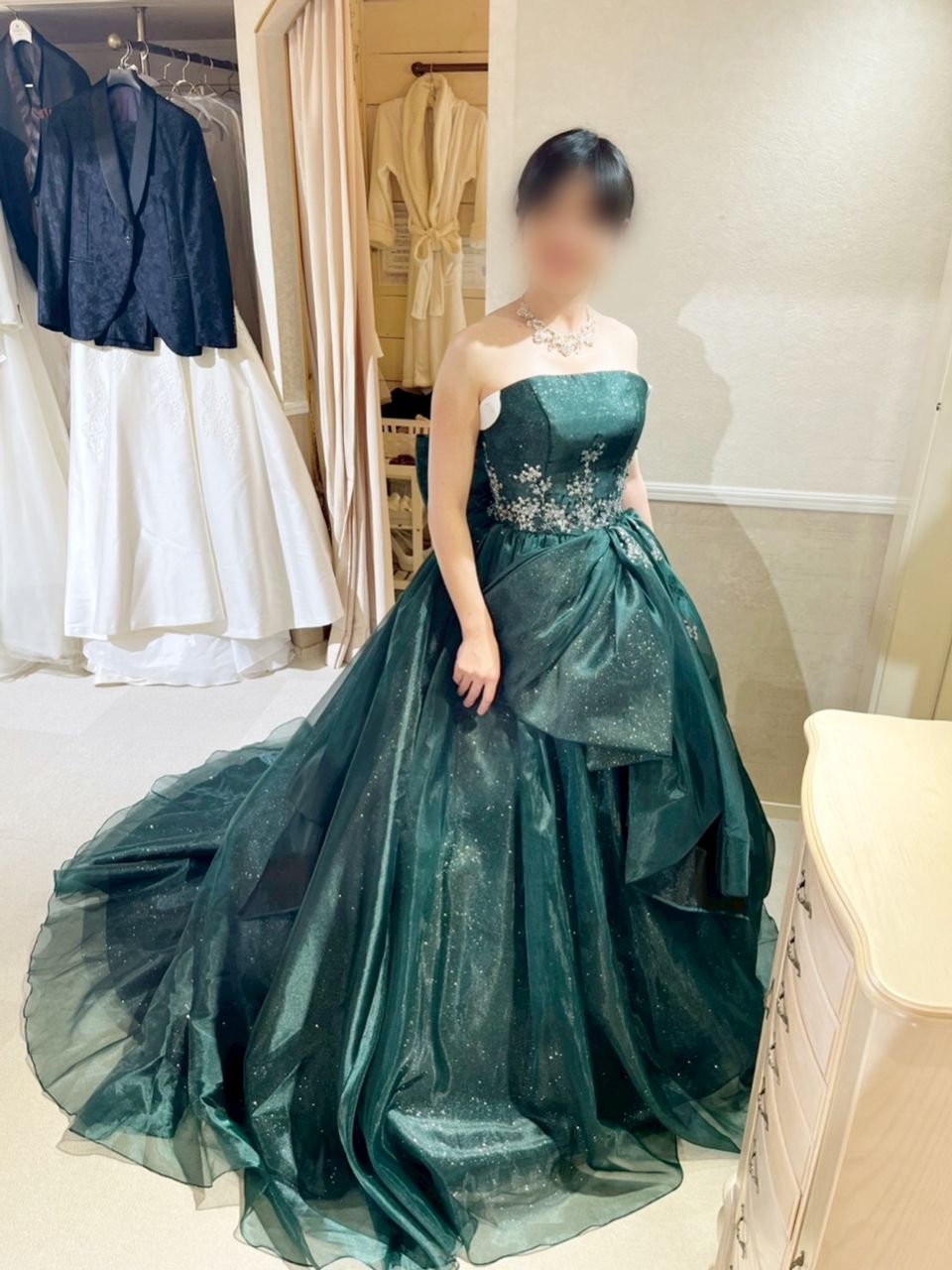滅多に見ないグリーンのキラキラドレス