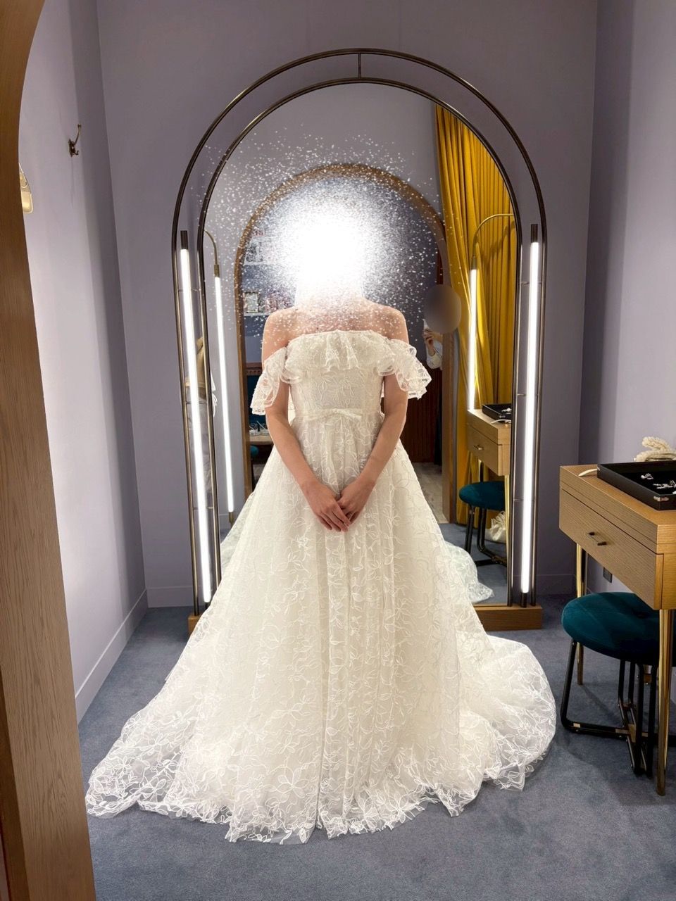 花柄が可愛いレース生地のドレス