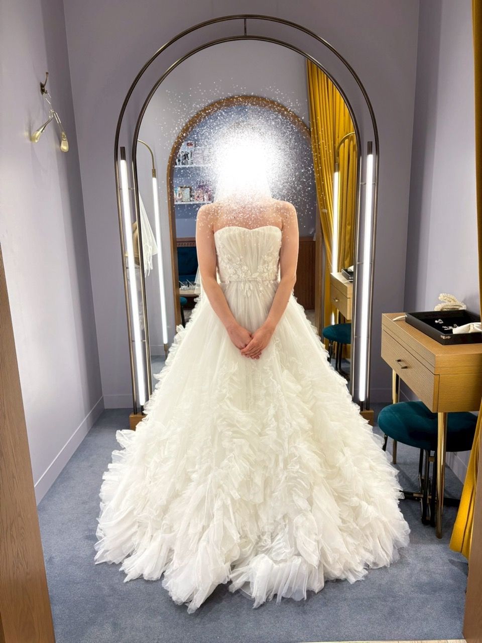 ウエストより下が羽のようになっておりボリュームのあるドレス