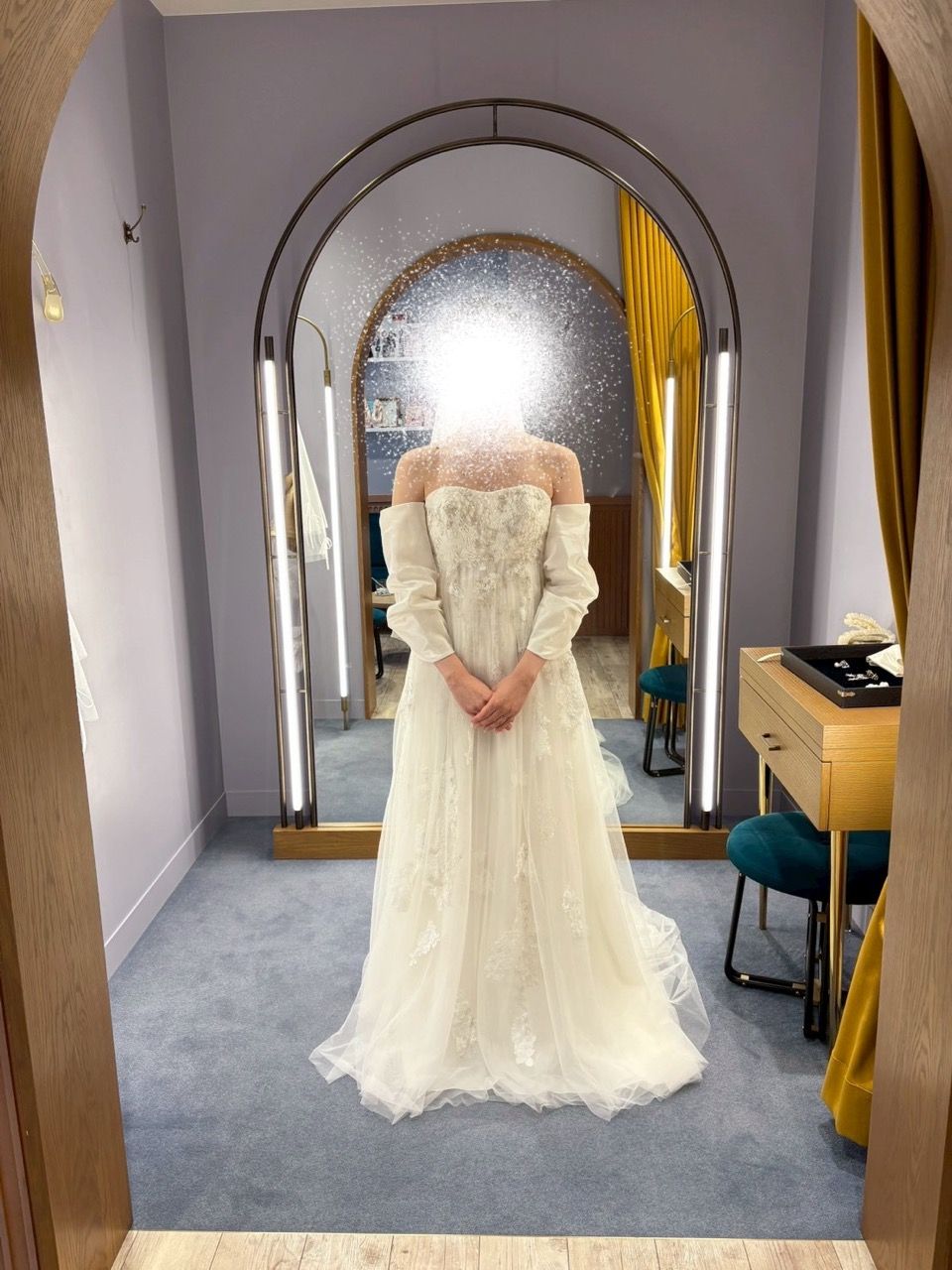 リボンに腕を通して着る衣装、後ろ姿が可愛い