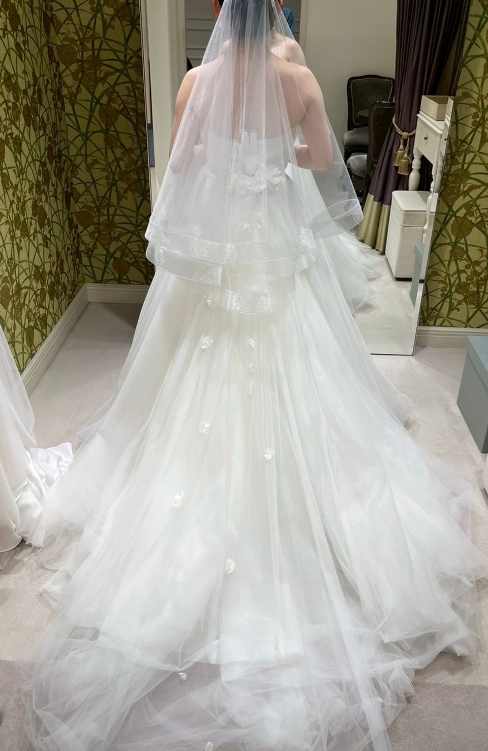 ふわっとした素材と、バックの花びらが素敵なドレス