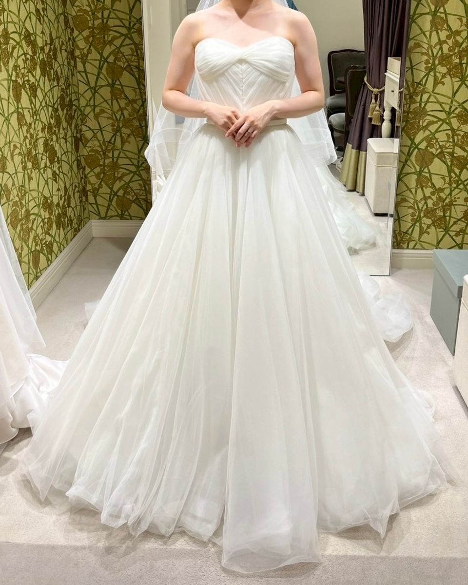 ふわっとした素材と、バックの花びらが素敵なドレス