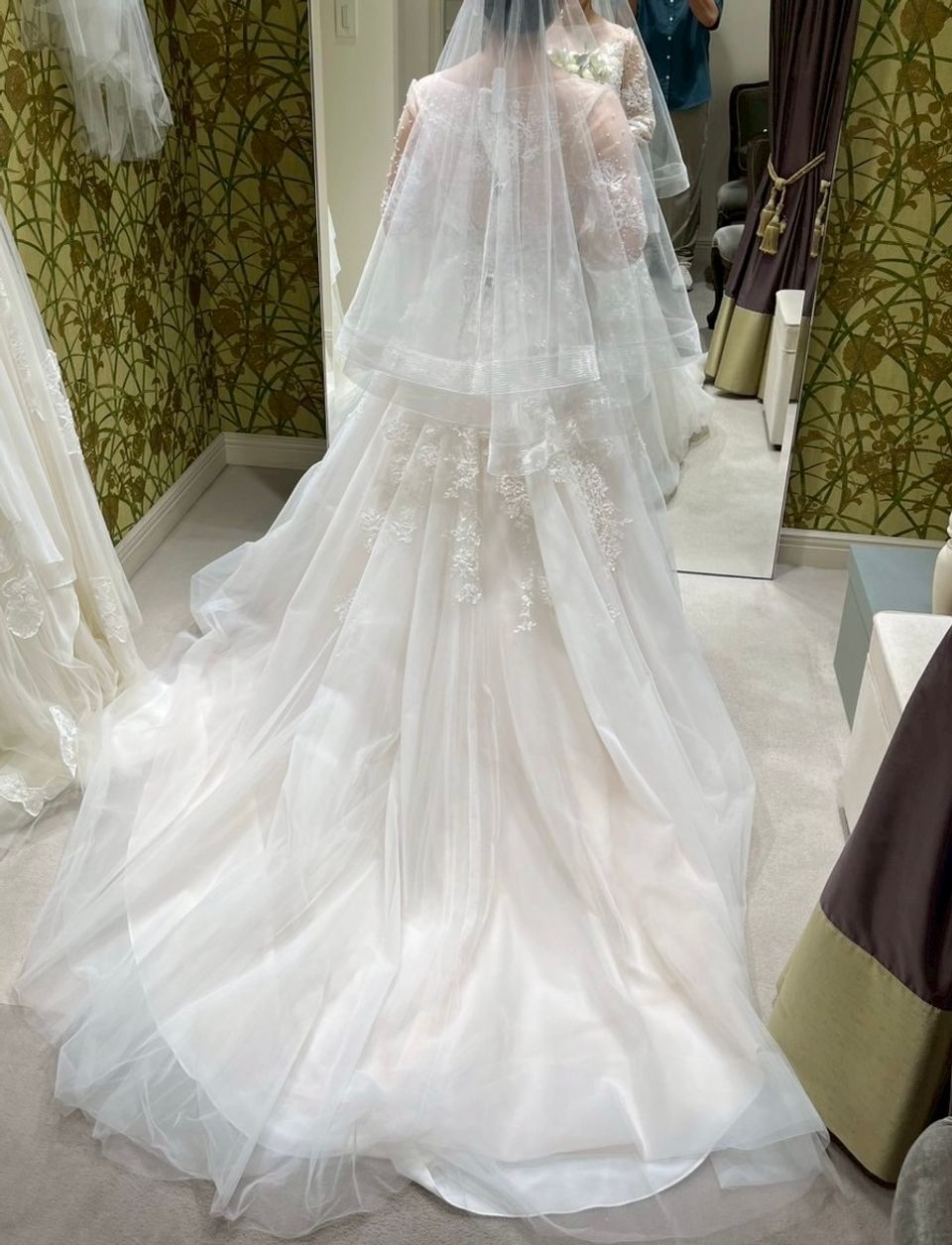 キラキラビジューと透け感のある長袖が特徴的なドレス