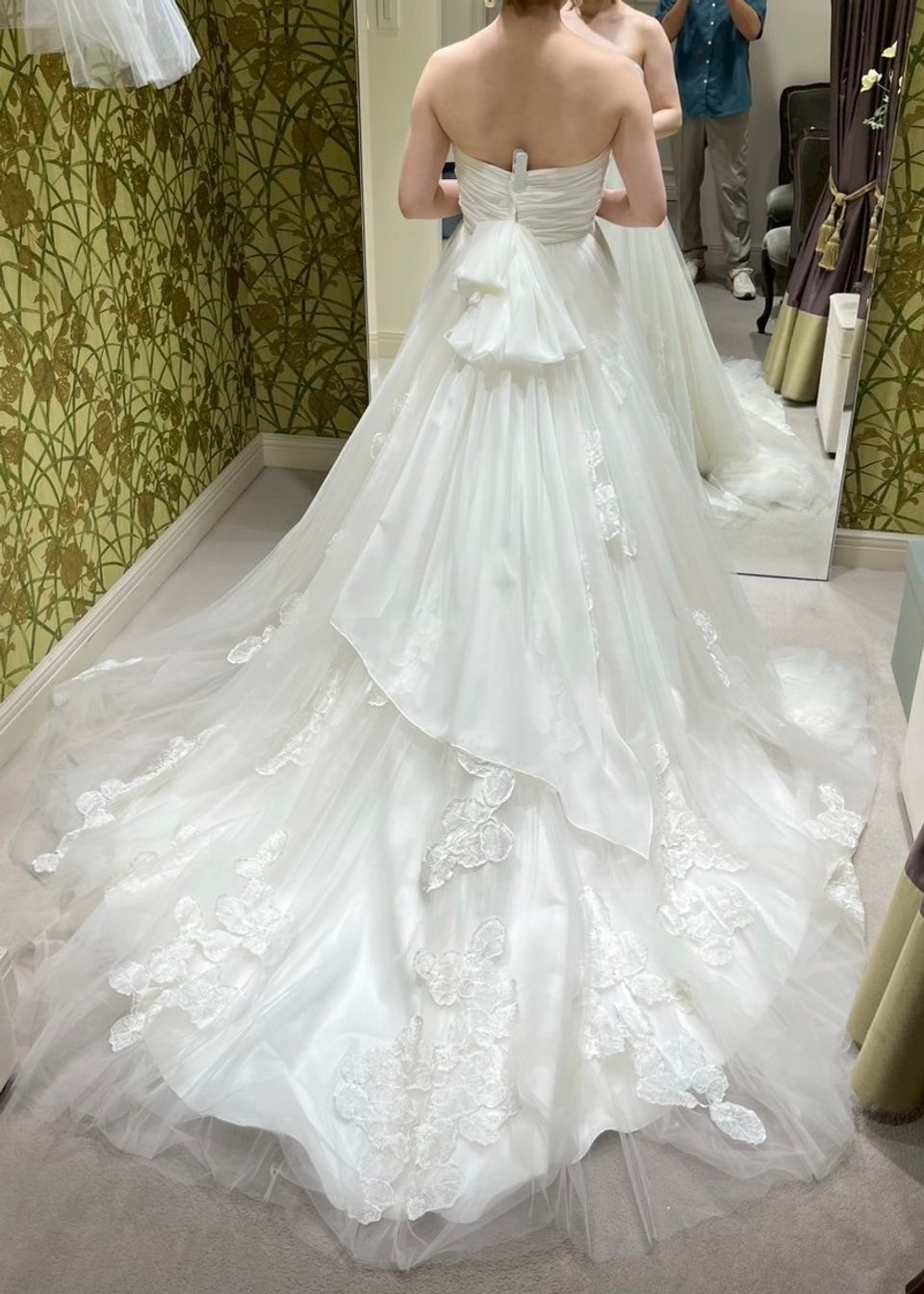 リーフの刺繍とゆるんとした素材感が特徴のナチュラルドレス