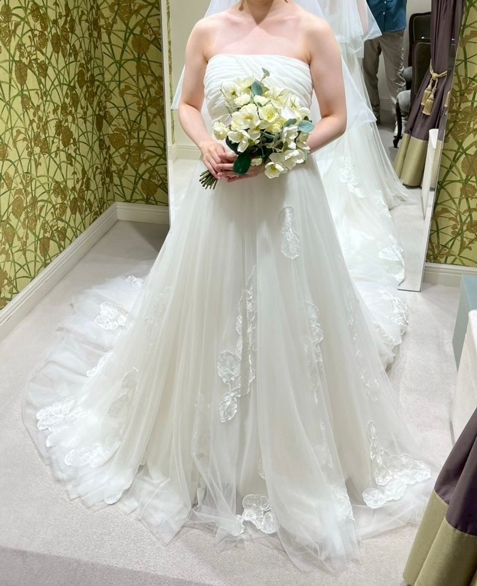 リーフの刺繍とゆるんとした素材感が特徴のナチュラルドレス