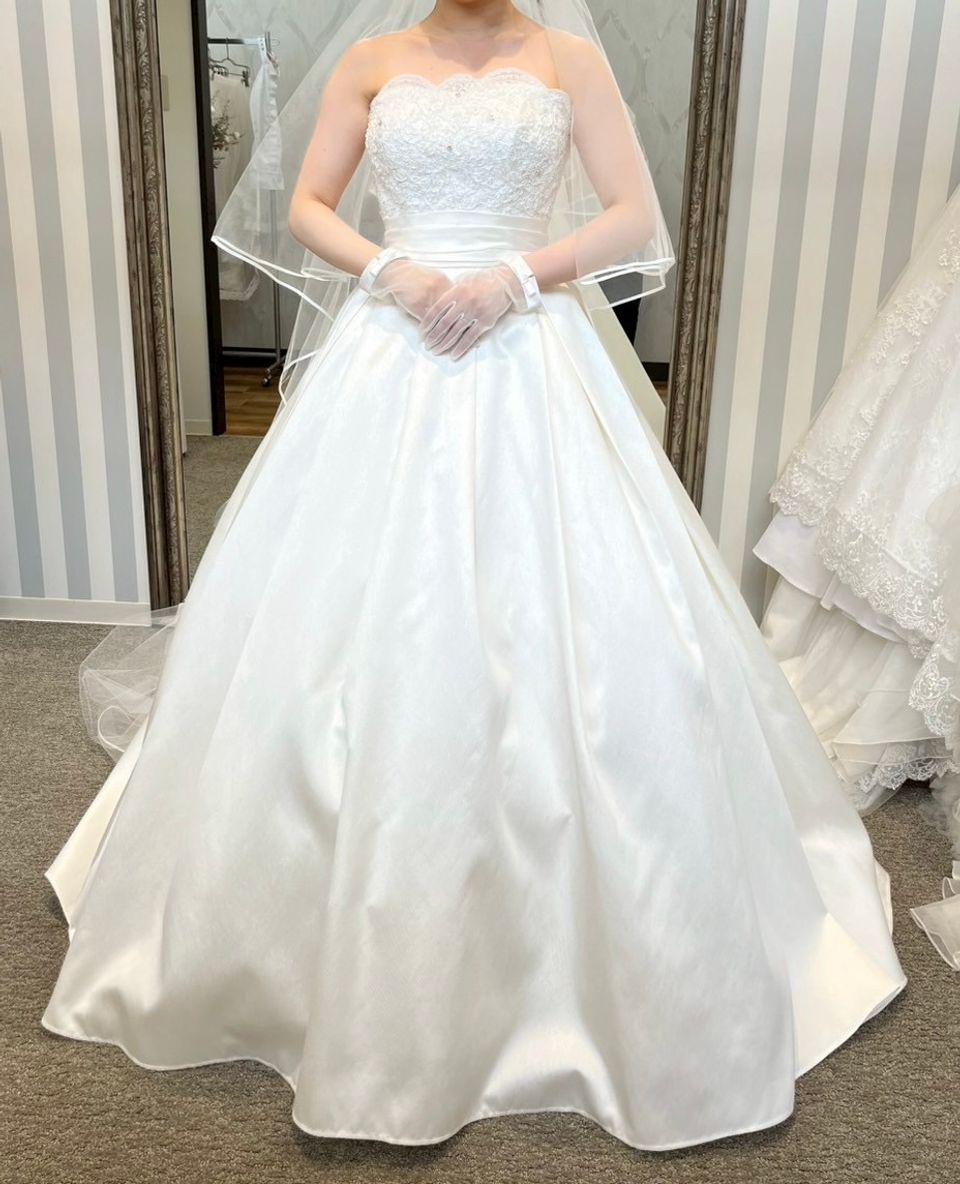 素材の切り返しとウエストマークが魅力のドレス