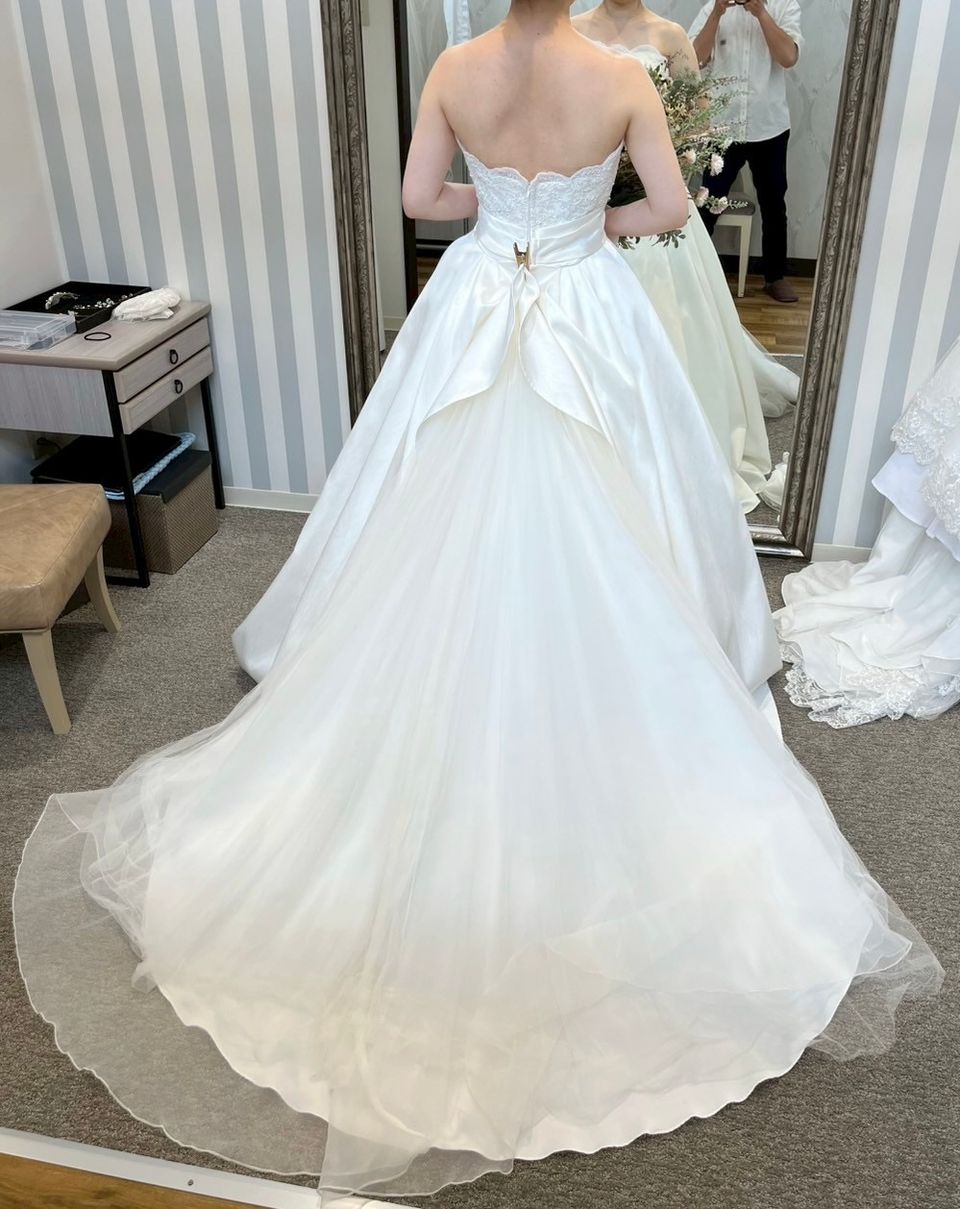 素材の切り返しとウエストマークが魅力のドレス