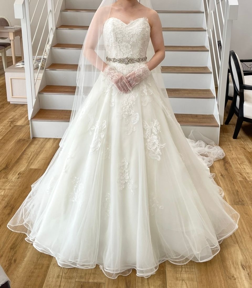 ビジューベルトが素敵な、ふんわり刺繍のドレス