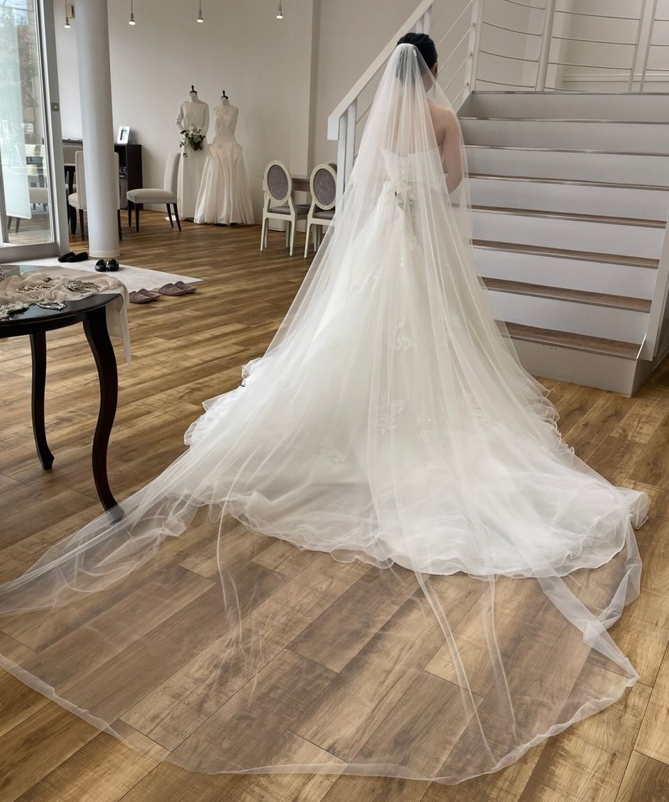 ビジューベルトが素敵な、ふんわり刺繍のドレス