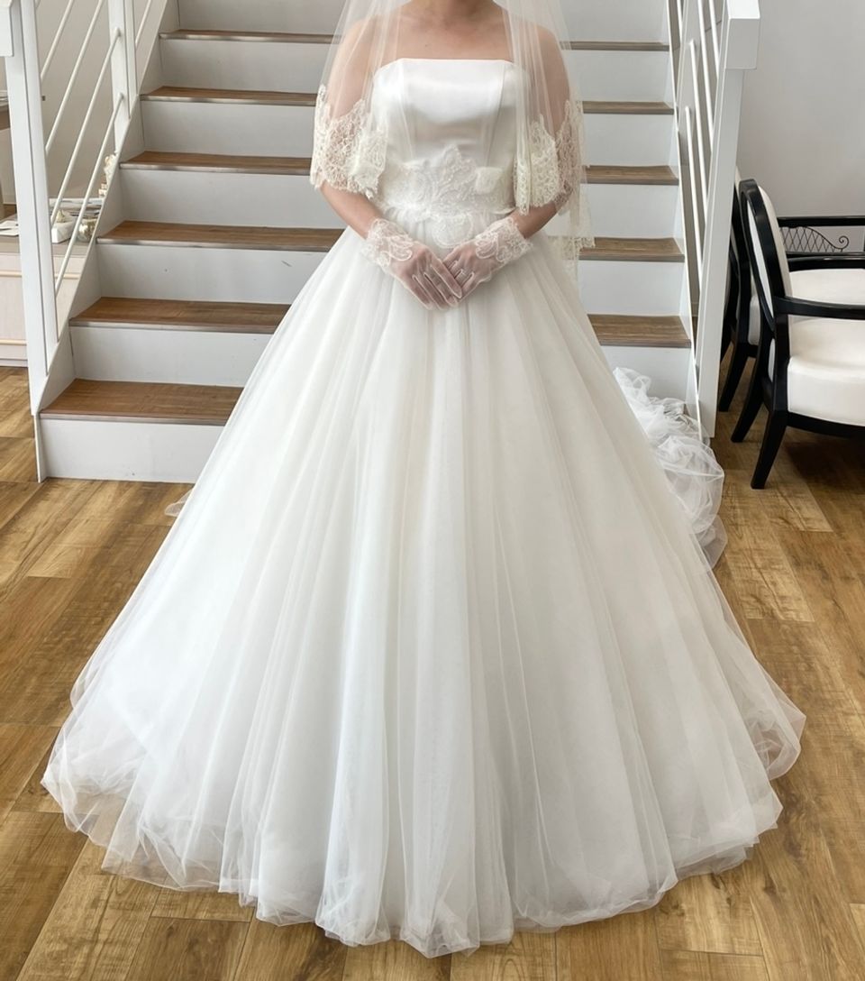 素材の透明感が素敵なボリュームたっぷりドレス