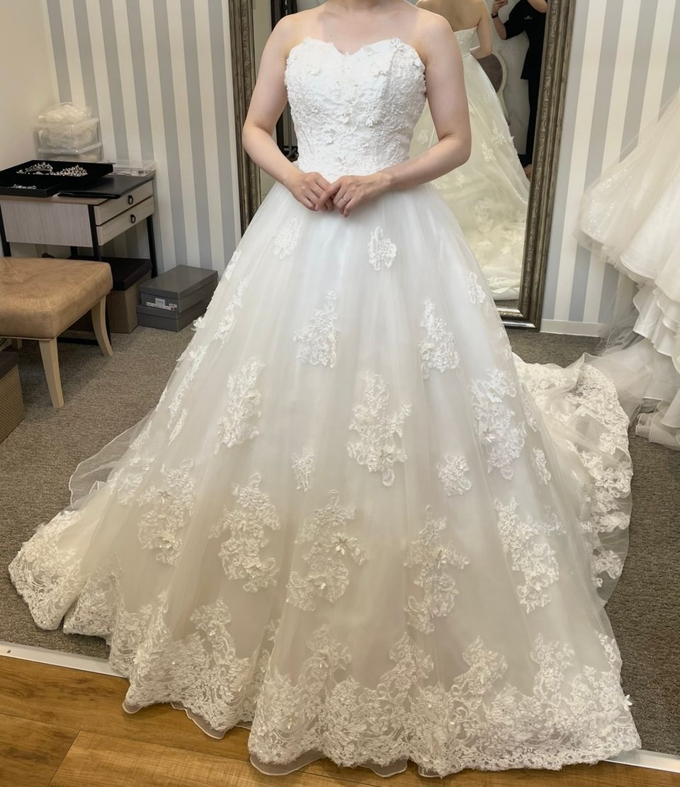 繊細な刺繍たっぷり、後ろ姿まで華やかなドレス