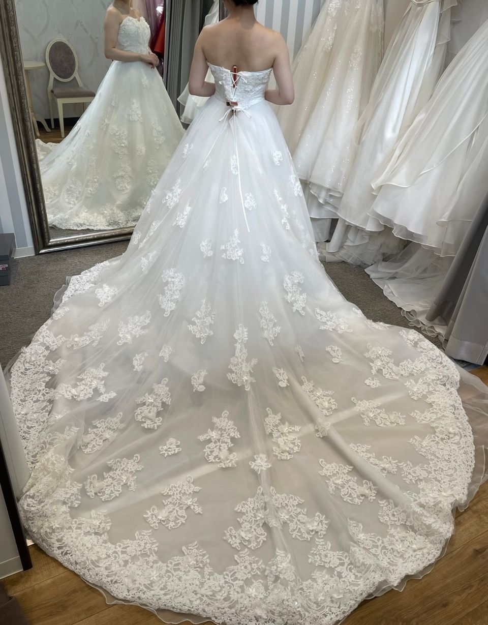 繊細な刺繍たっぷり、後ろ姿まで華やかなドレス