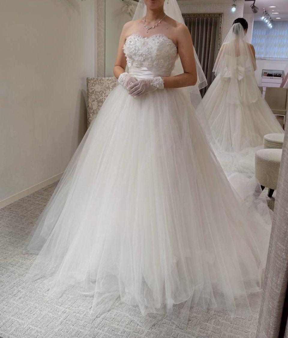 花のデザインのビスチェとチュールスカートが愛らしいドレス