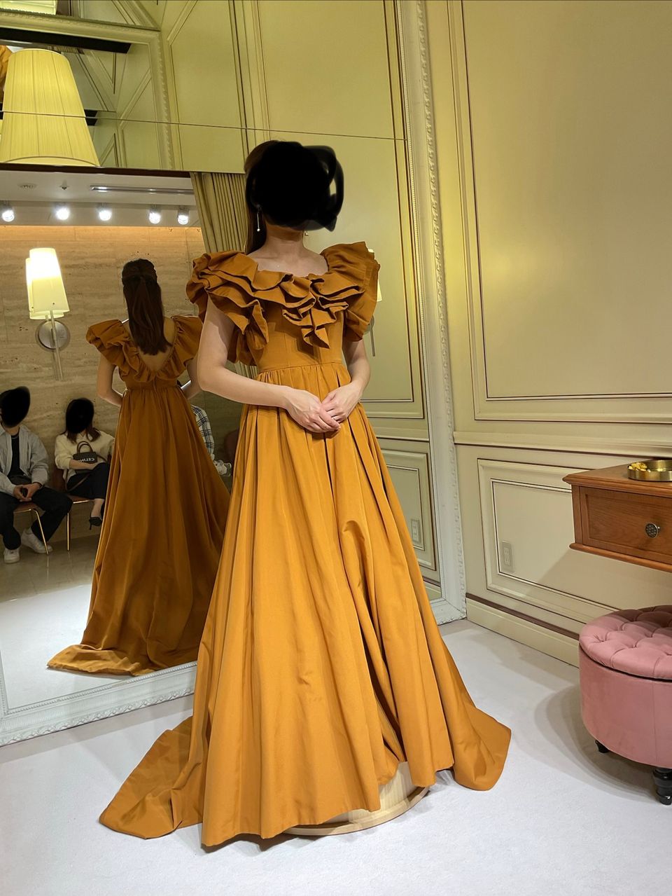 シンプルだけどシンプル過ぎないドレス。刺繍や柄が無く、素材も