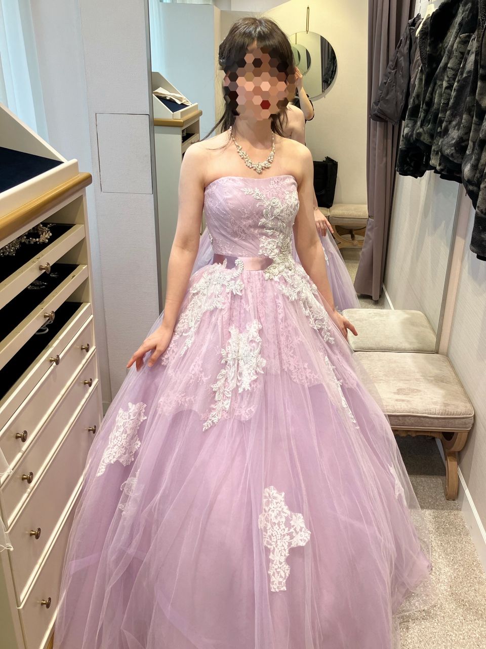 王道カラードレス。写真だとピンクに見えますが、ピンクに近い感じの紫