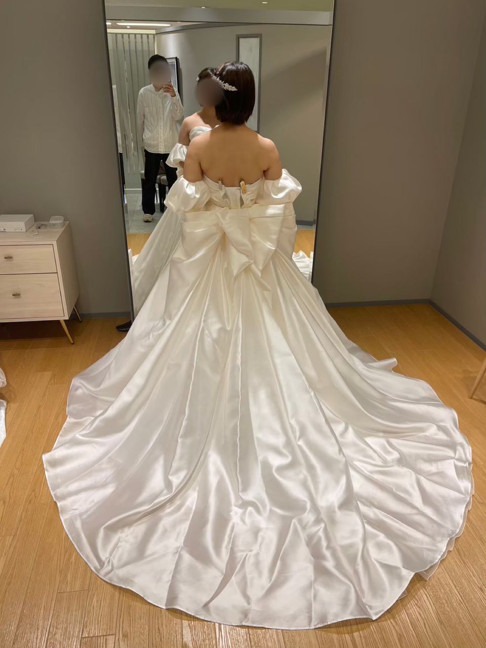 シンプルだけど華やかなサテンドレス