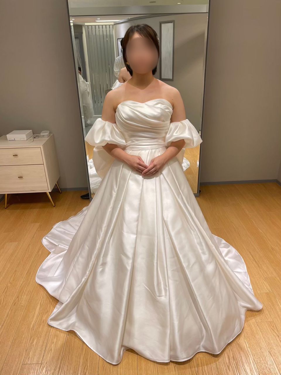 シンプルだけど華やかなサテンドレス