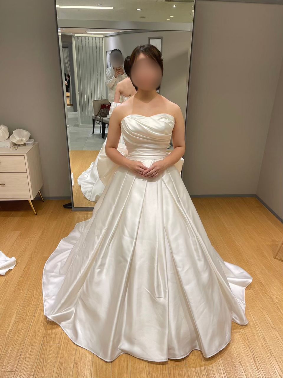 シンプルだけど華やかなサテンドレス