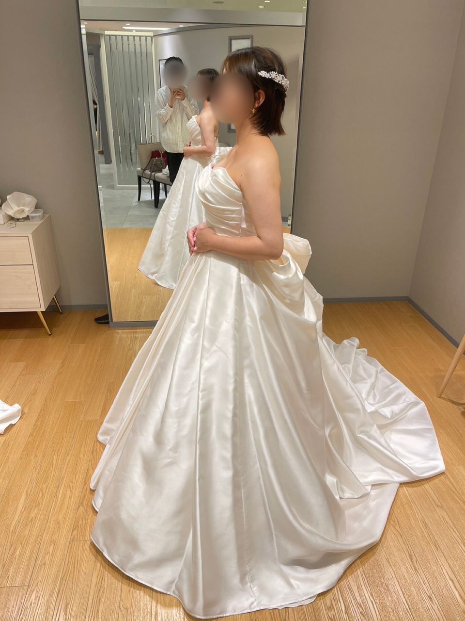 シンプルだけど華やかなサテンドレス