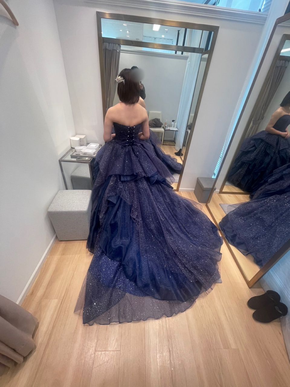 大人っぽくなりすぎないネイビードレス