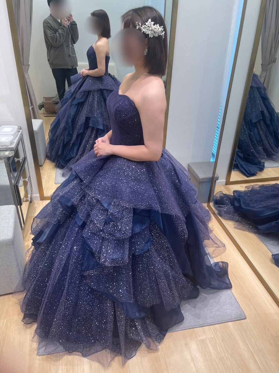 大人っぽくなりすぎないネイビードレス