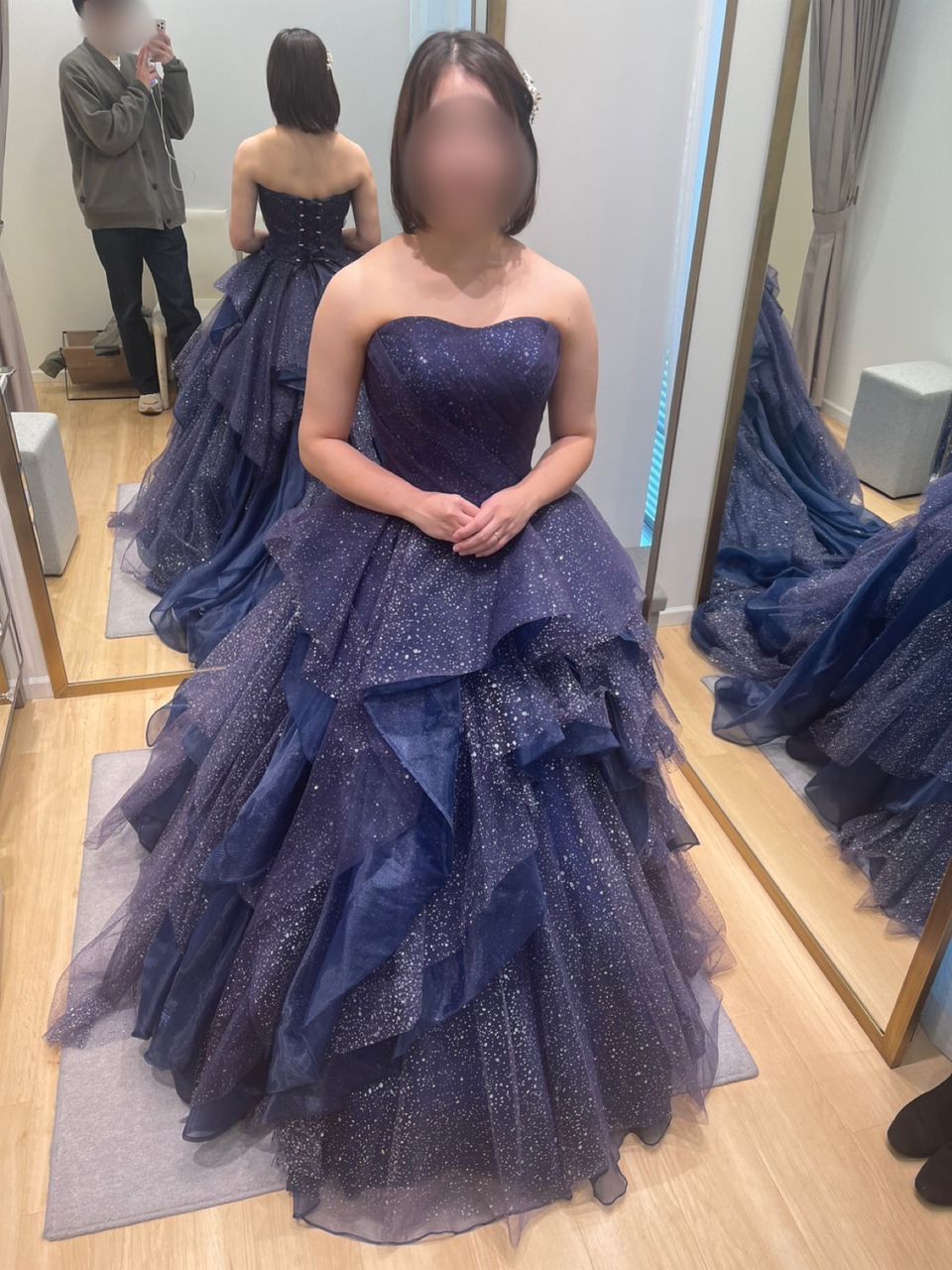 大人っぽくなりすぎないネイビードレス