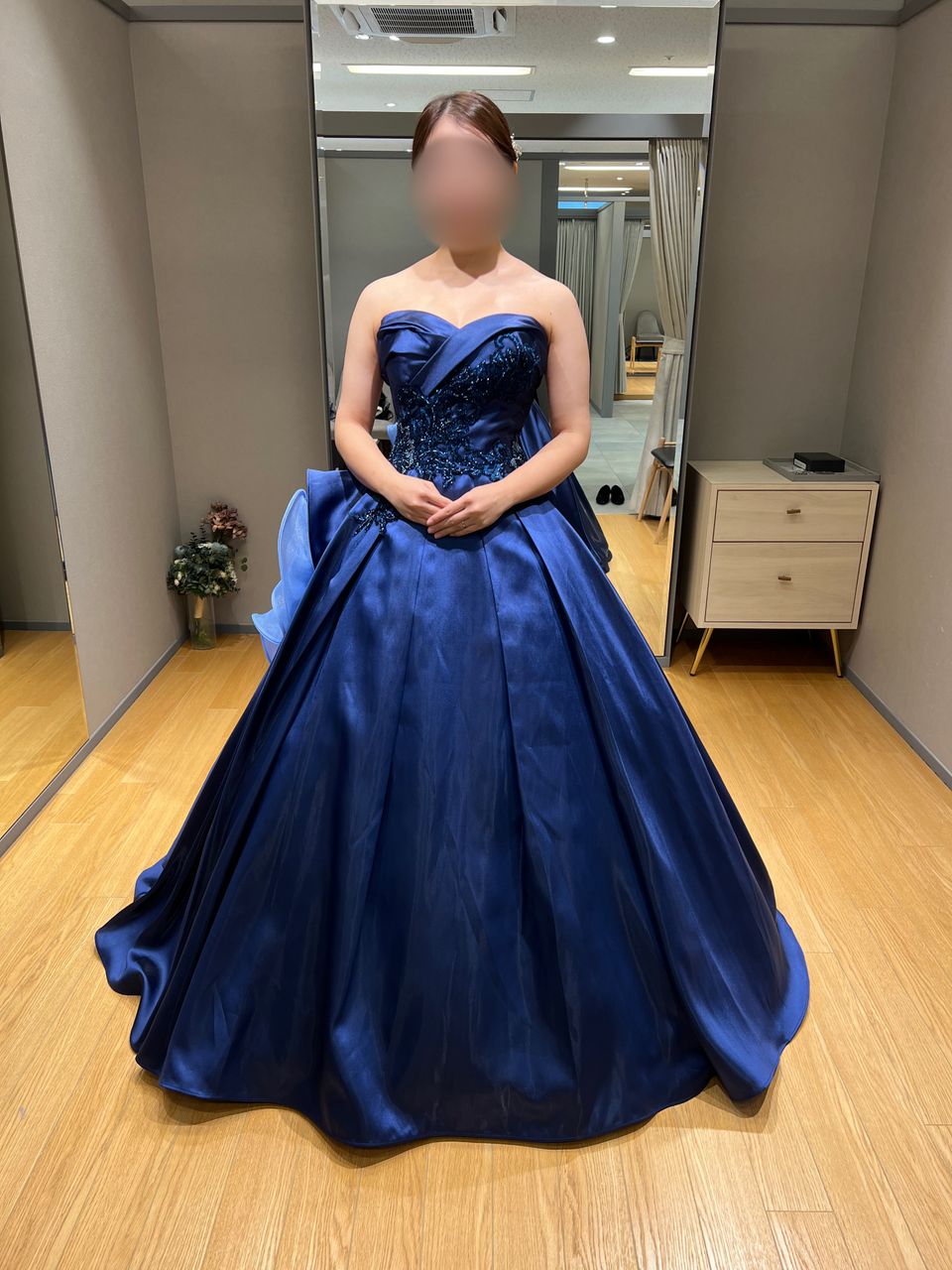 大人っぽいネイビードレス