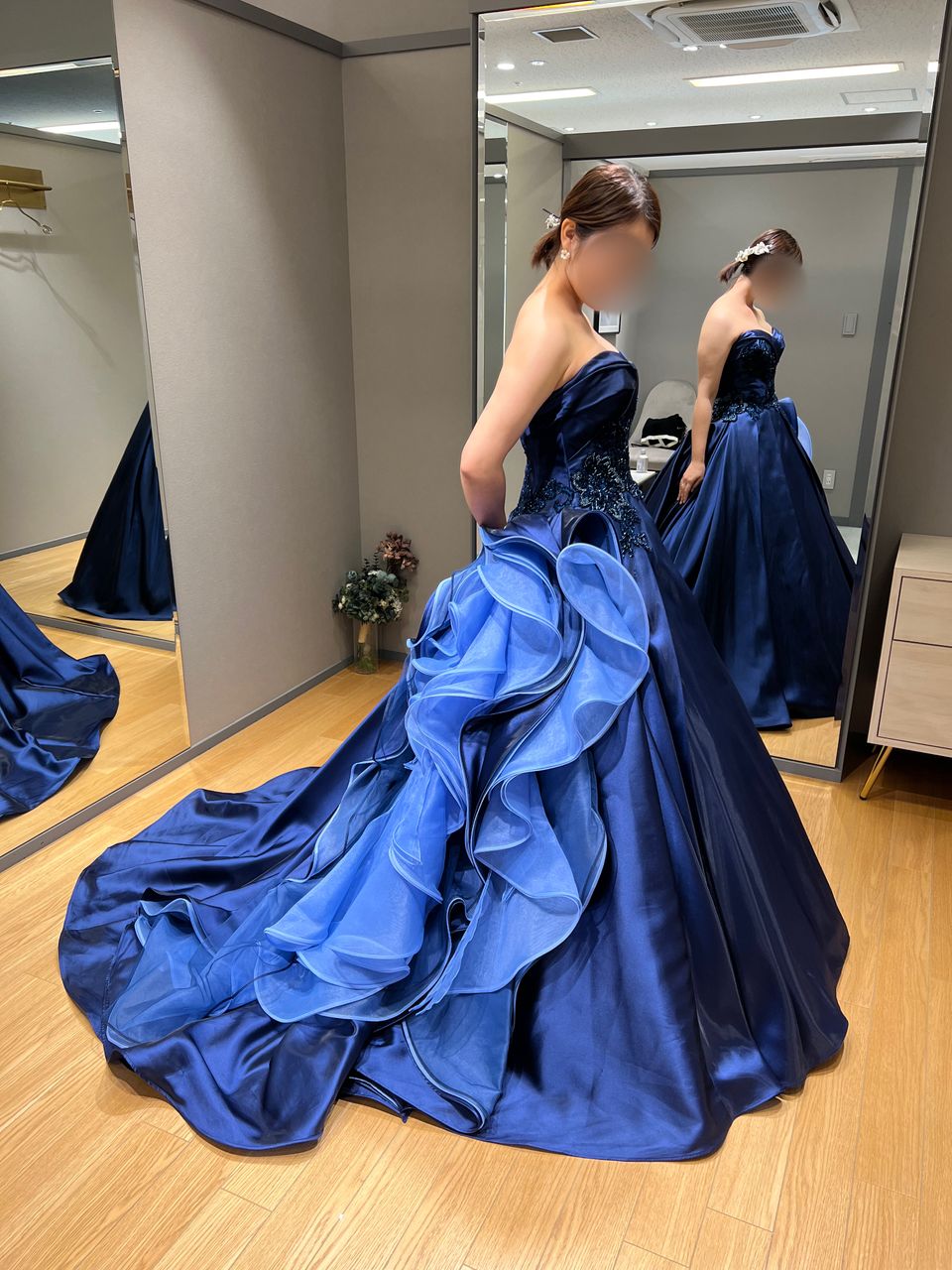 大人っぽいネイビードレス