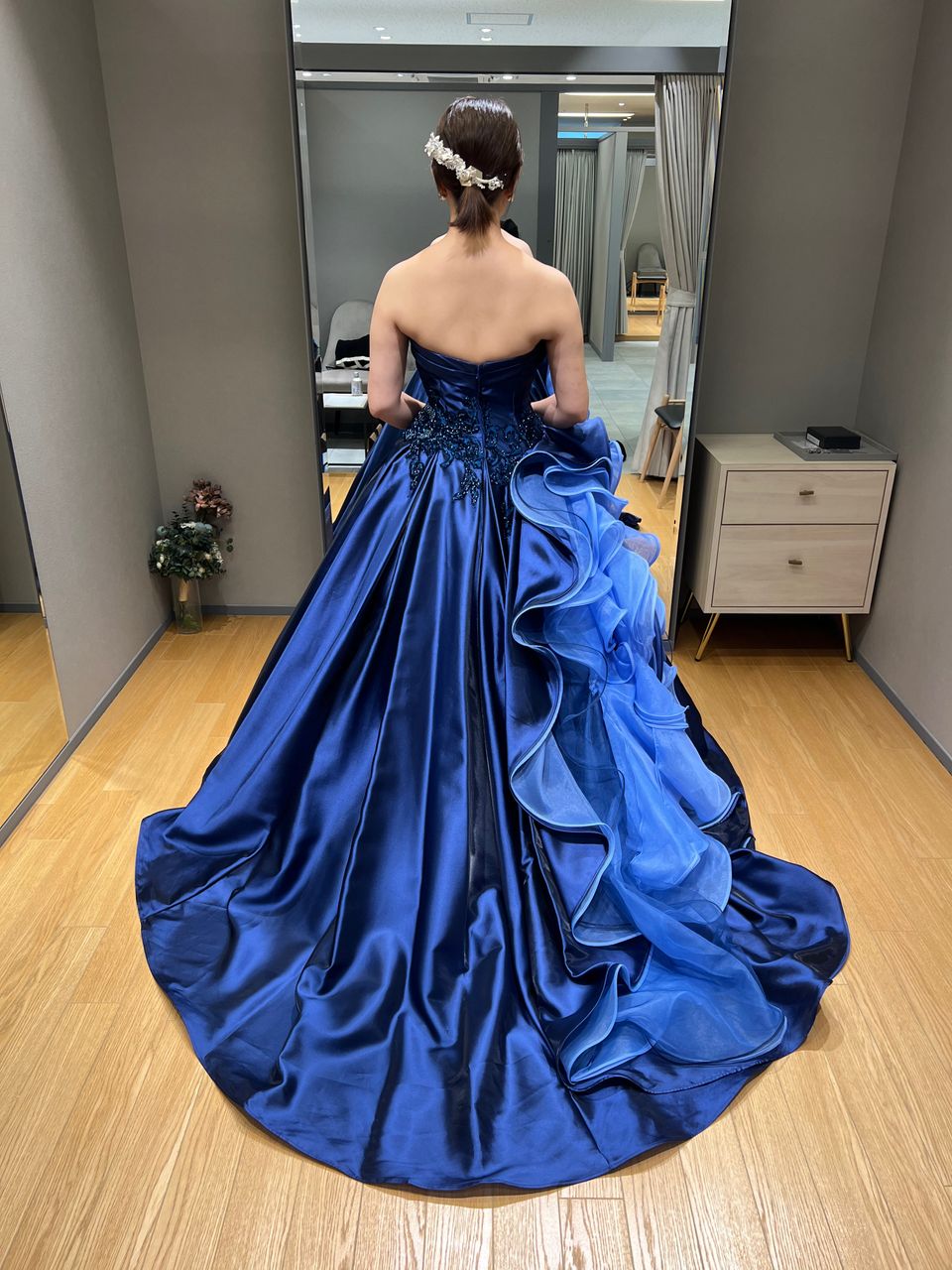 大人っぽいネイビードレス