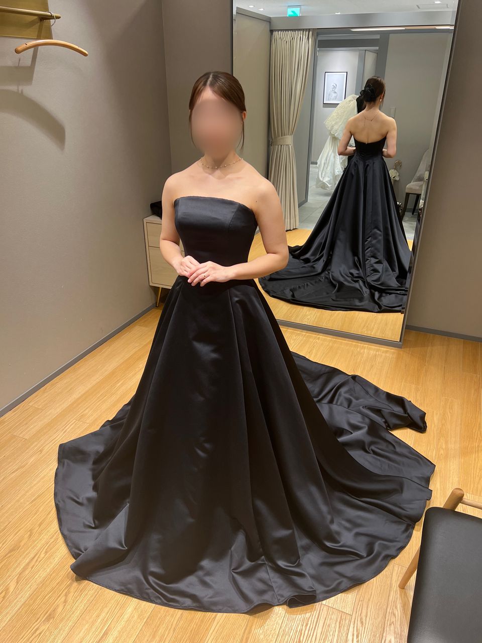 洗練されたブラックドレス