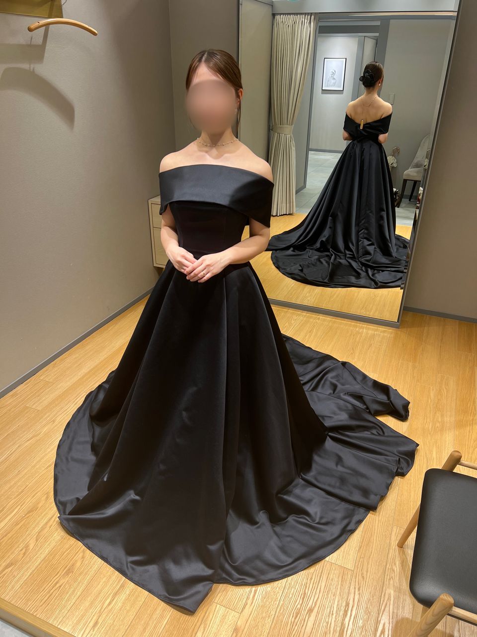 洗練されたブラックドレス