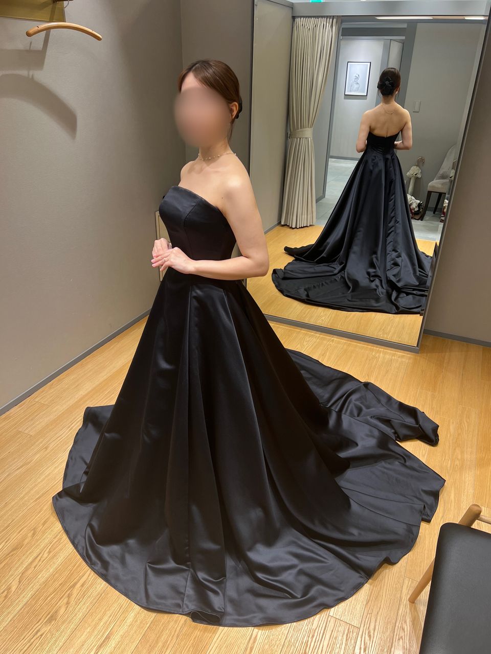 洗練されたブラックドレス