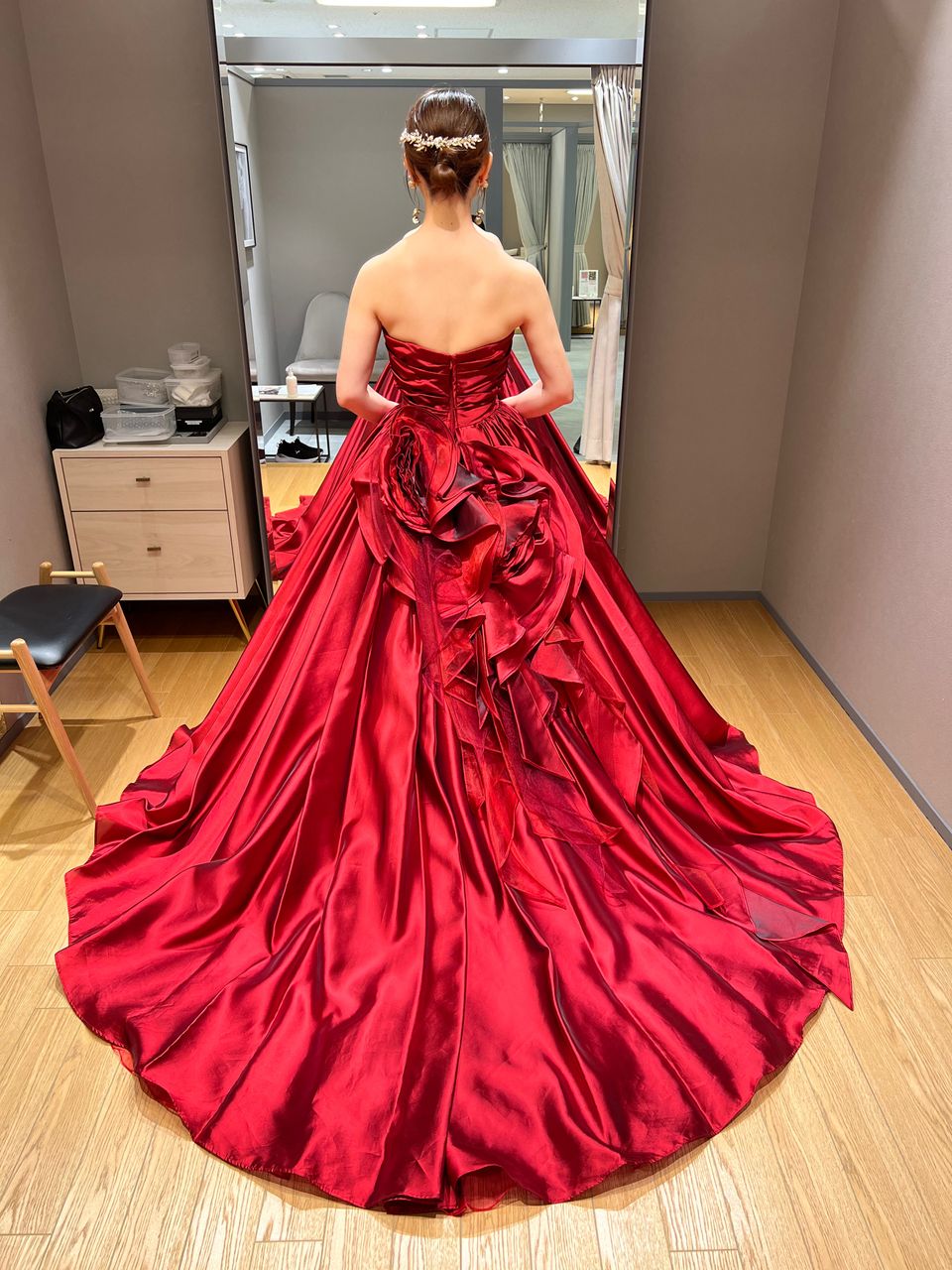 薔薇モチーフの大人っぽい赤ドレス