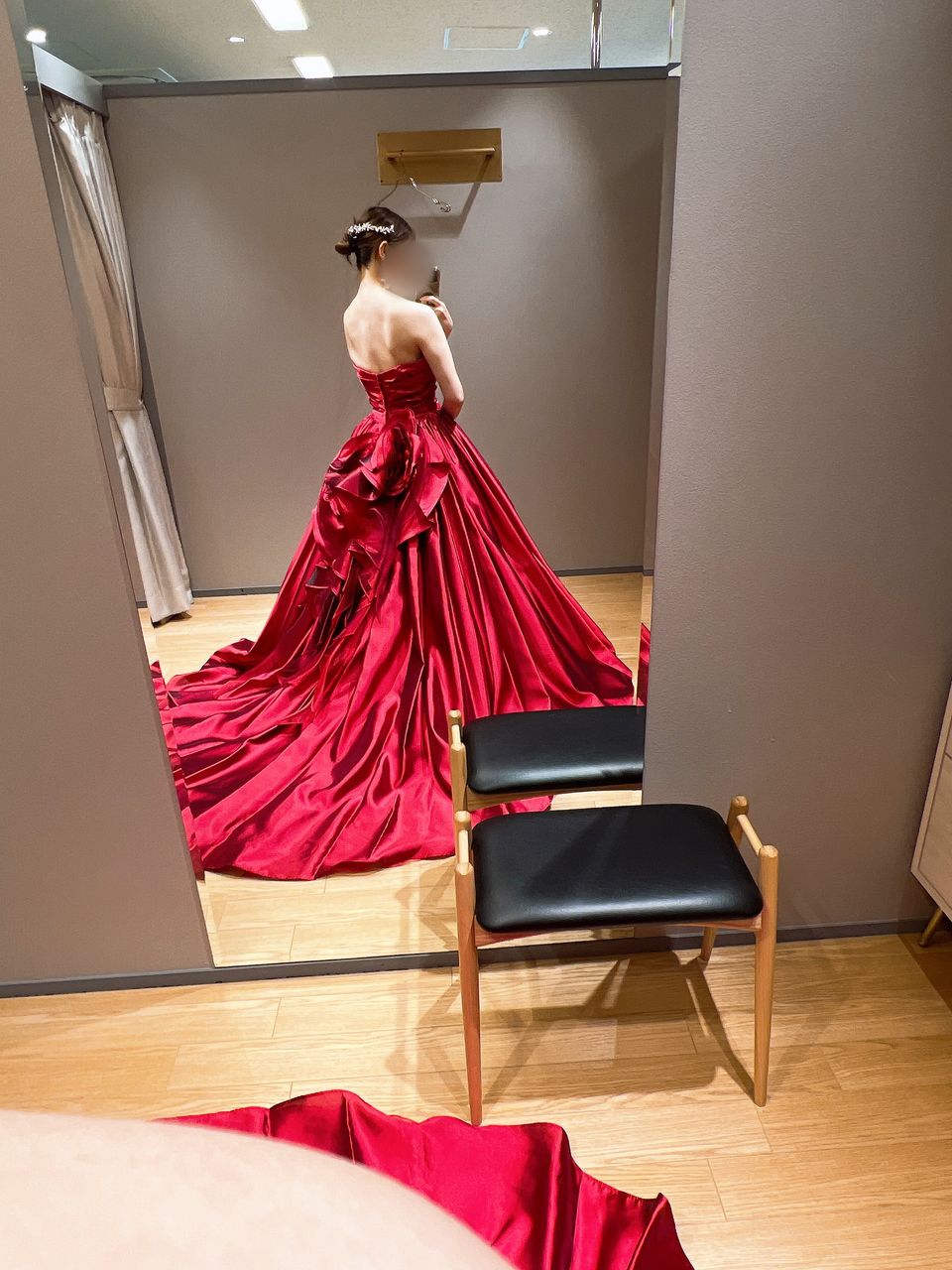 薔薇モチーフの大人っぽい赤ドレス