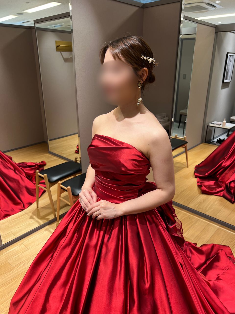 薔薇モチーフの大人っぽい赤ドレス