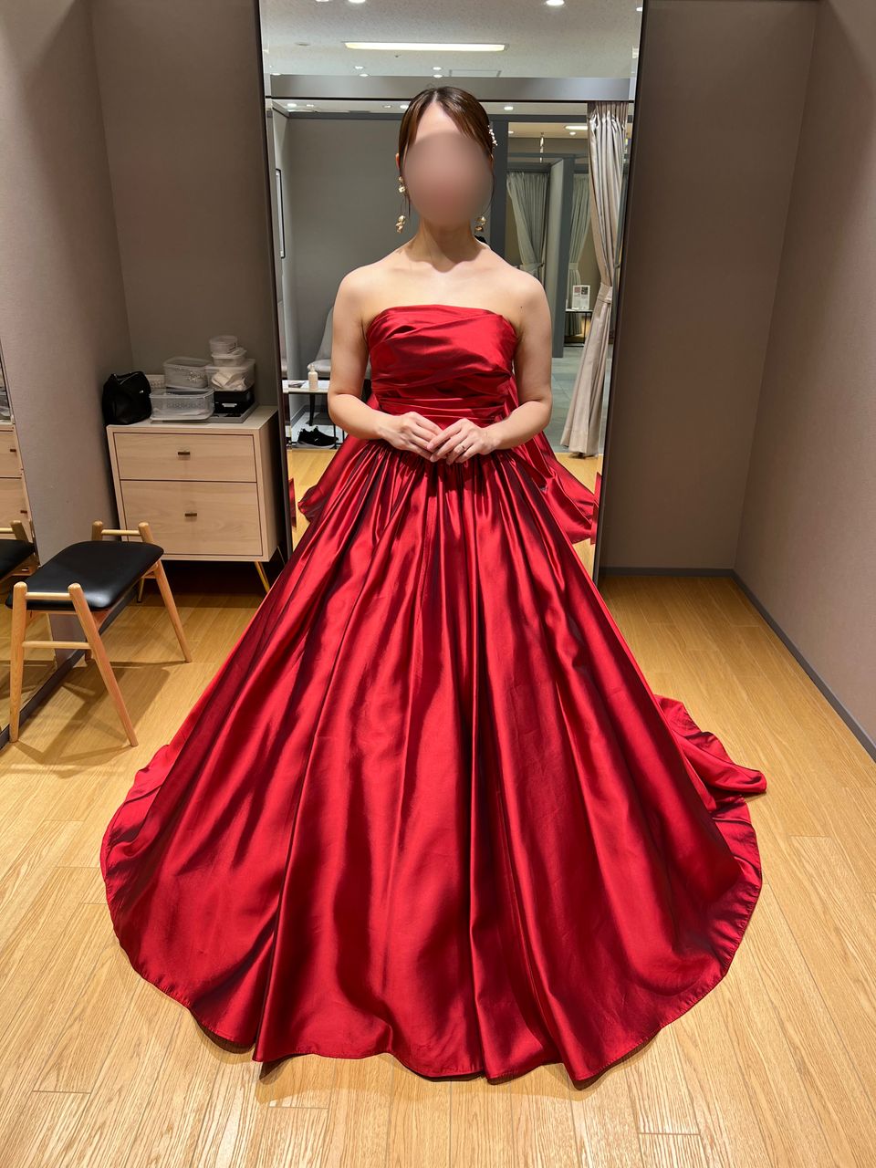 薔薇モチーフの大人っぽい赤ドレス