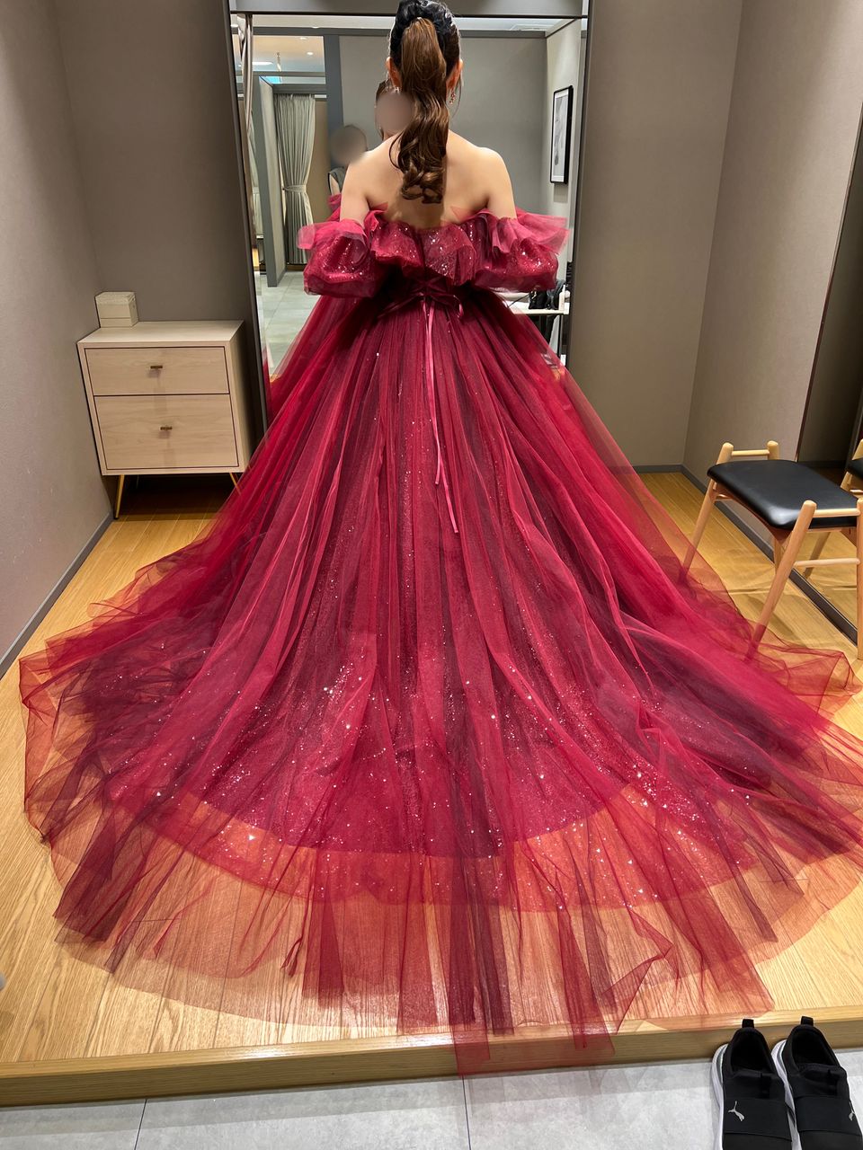 流行りのボリューム感ある赤ドレス