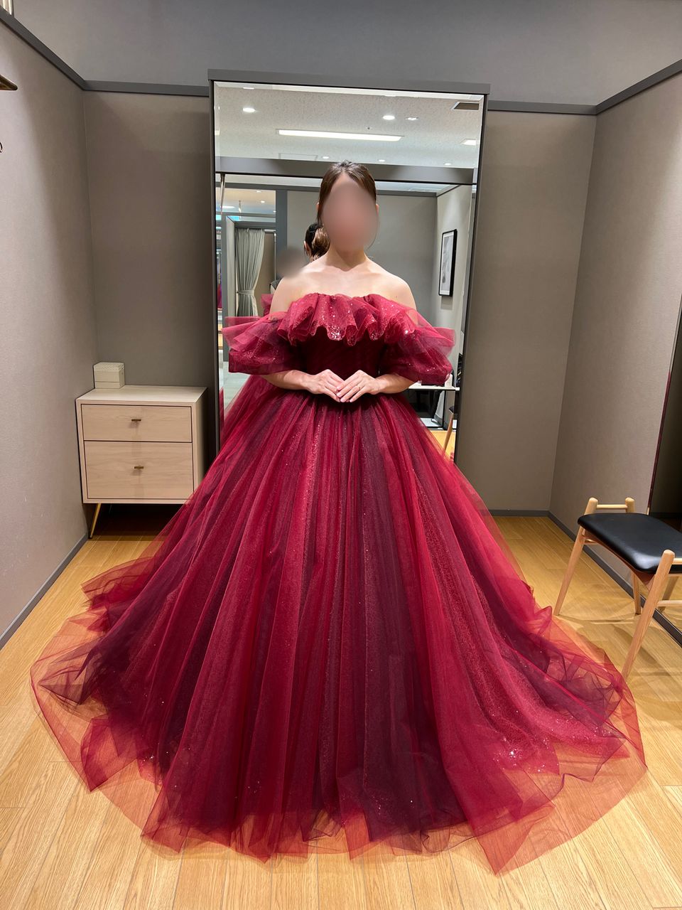 流行りのボリューム感ある赤ドレス
