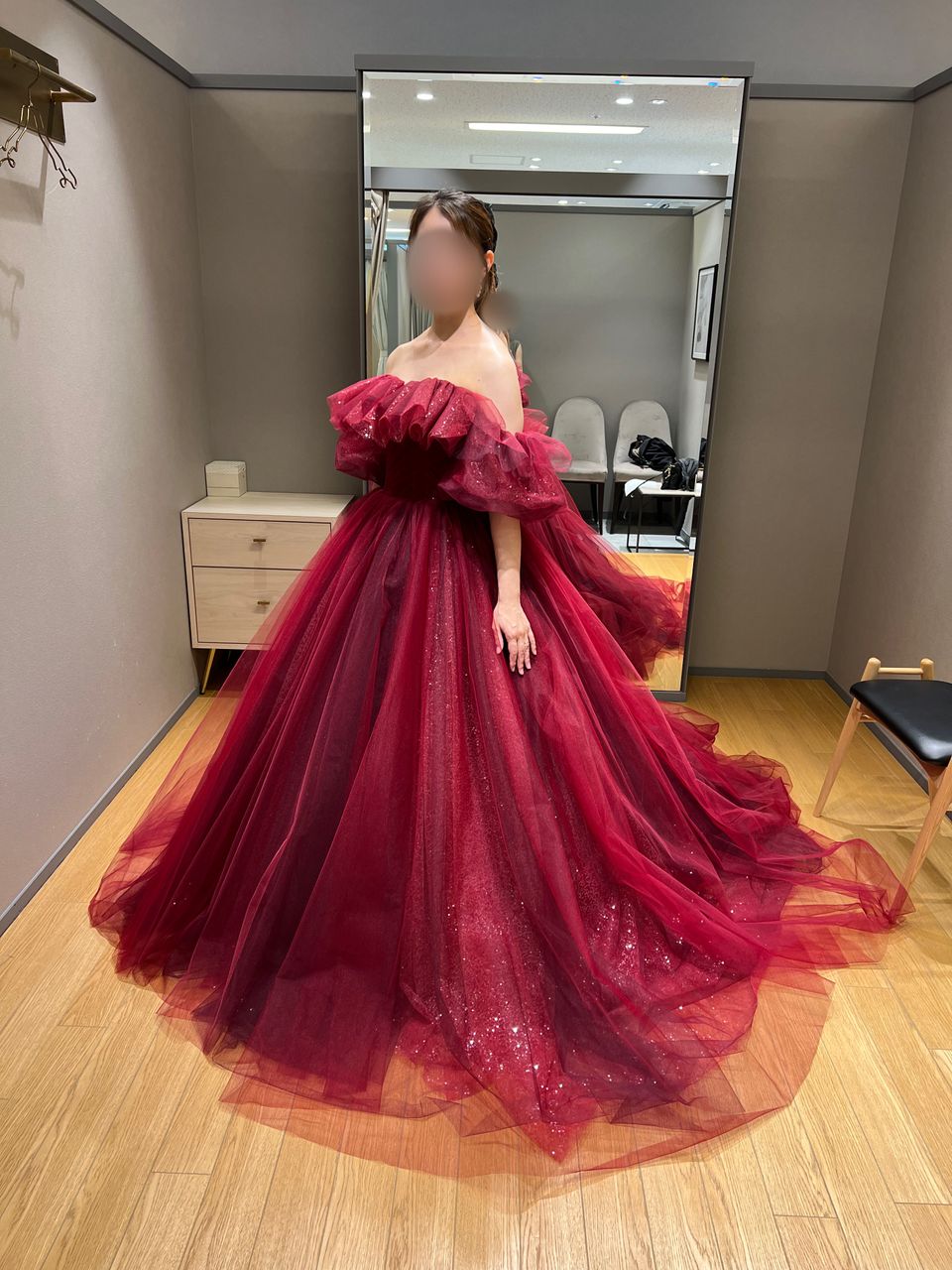 流行りのボリューム感ある赤ドレス