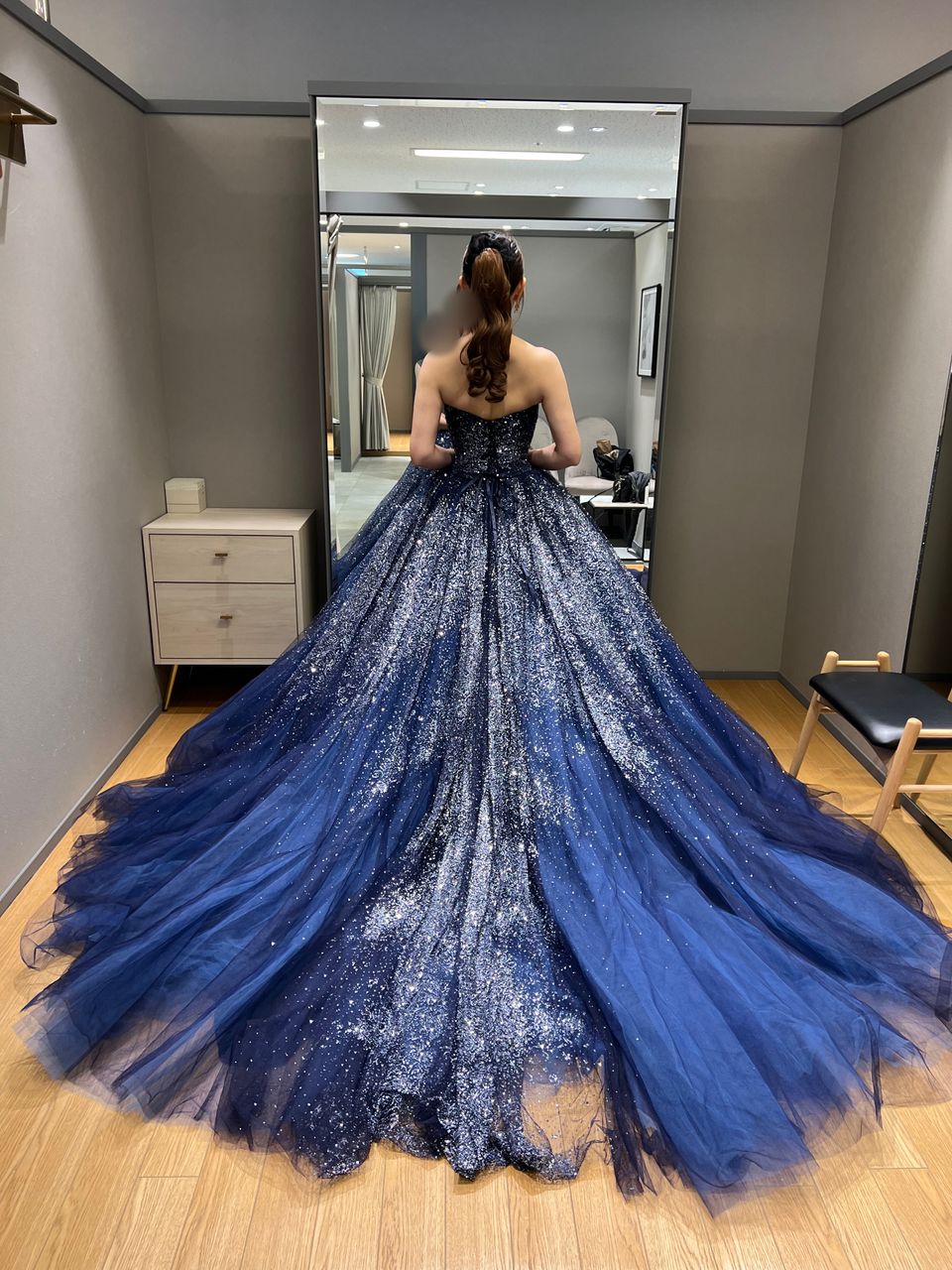 天の川のようなキラキラのネイビードレス