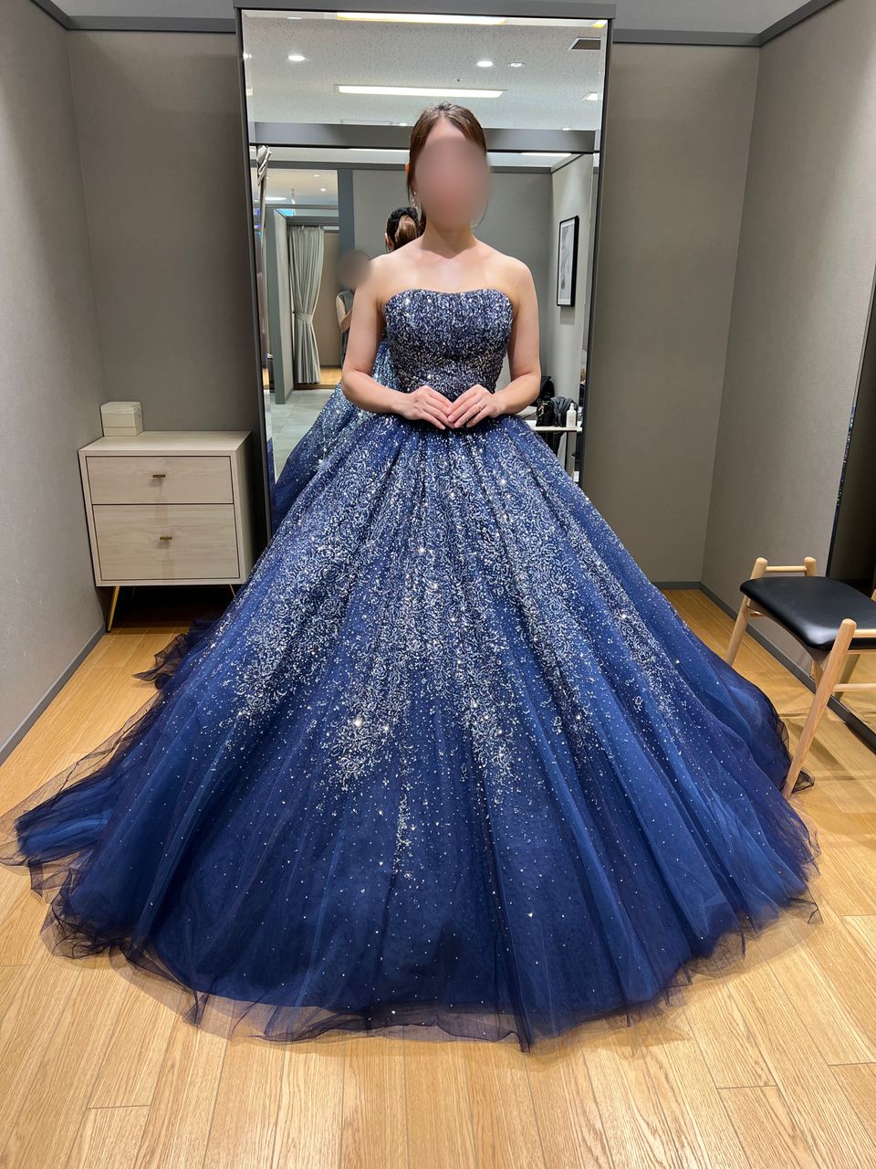 天の川のようなキラキラのネイビードレス