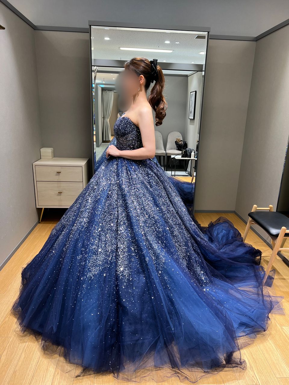 天の川のようなキラキラのネイビードレス