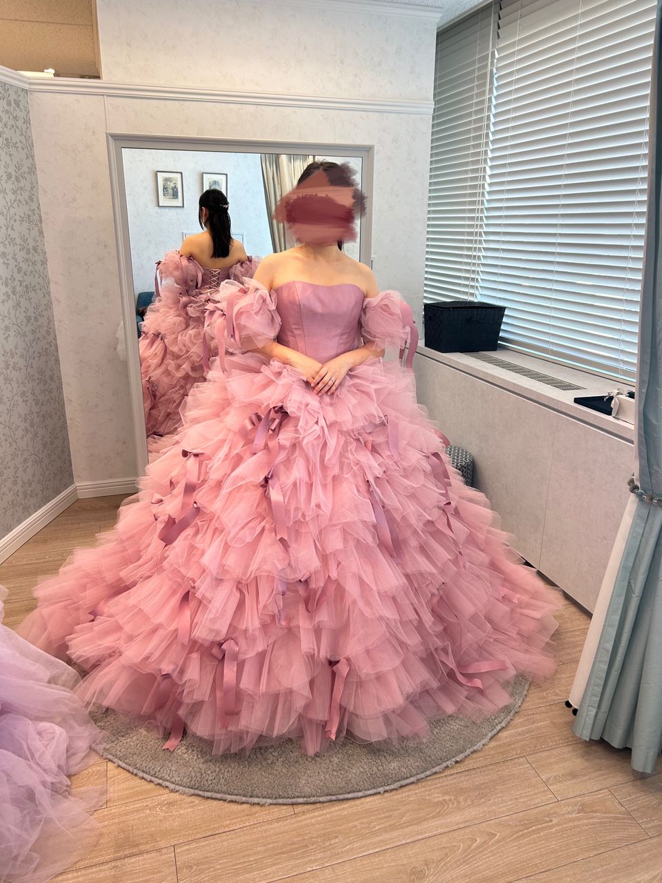 SNSで話題のリボンフリルたっぷりのドレス