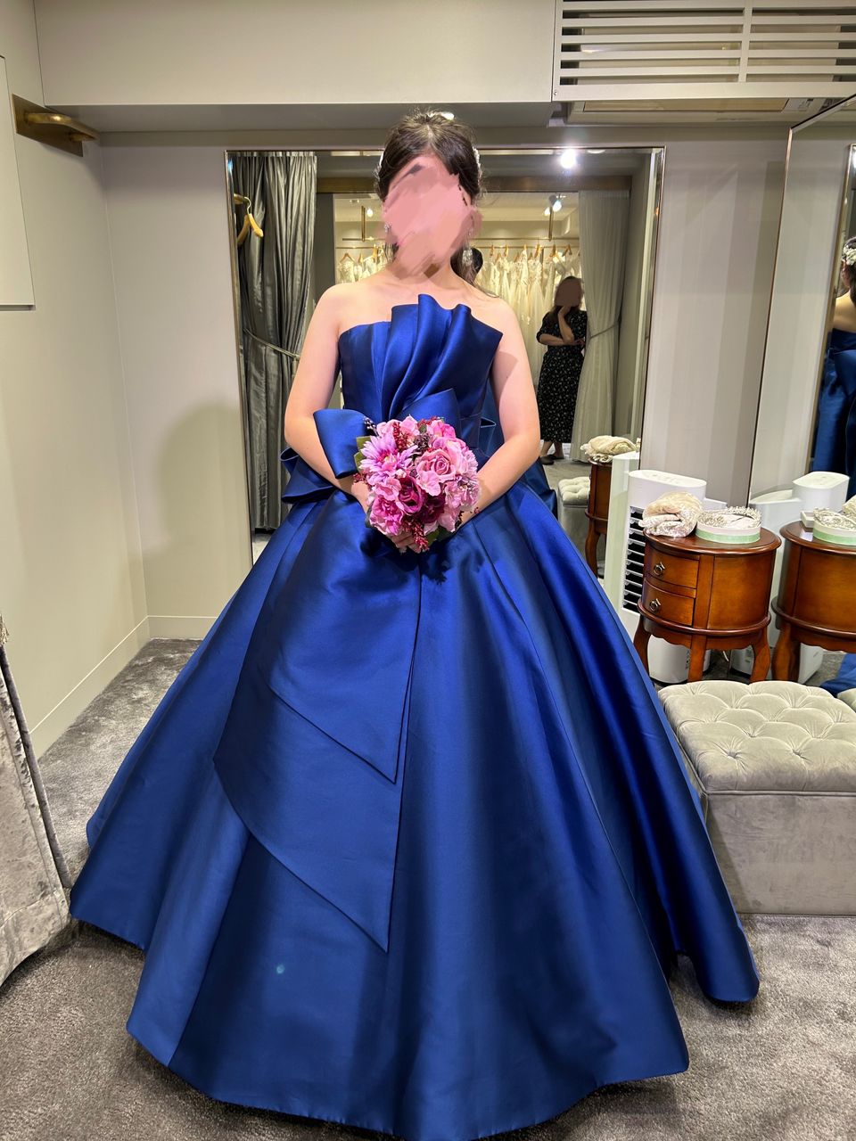 高級感のある正統派ロイヤルブルーのドレス
