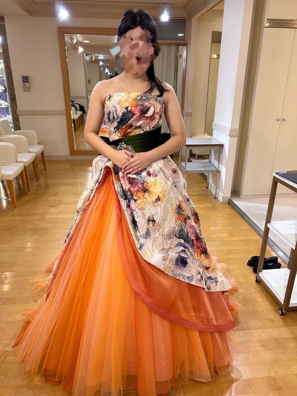 ビタミンカラーが目を引く個性派ドレス