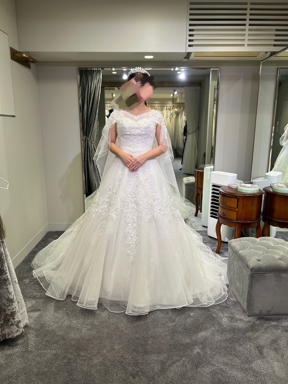 シンプルでも豪華なマントトレーンドレス