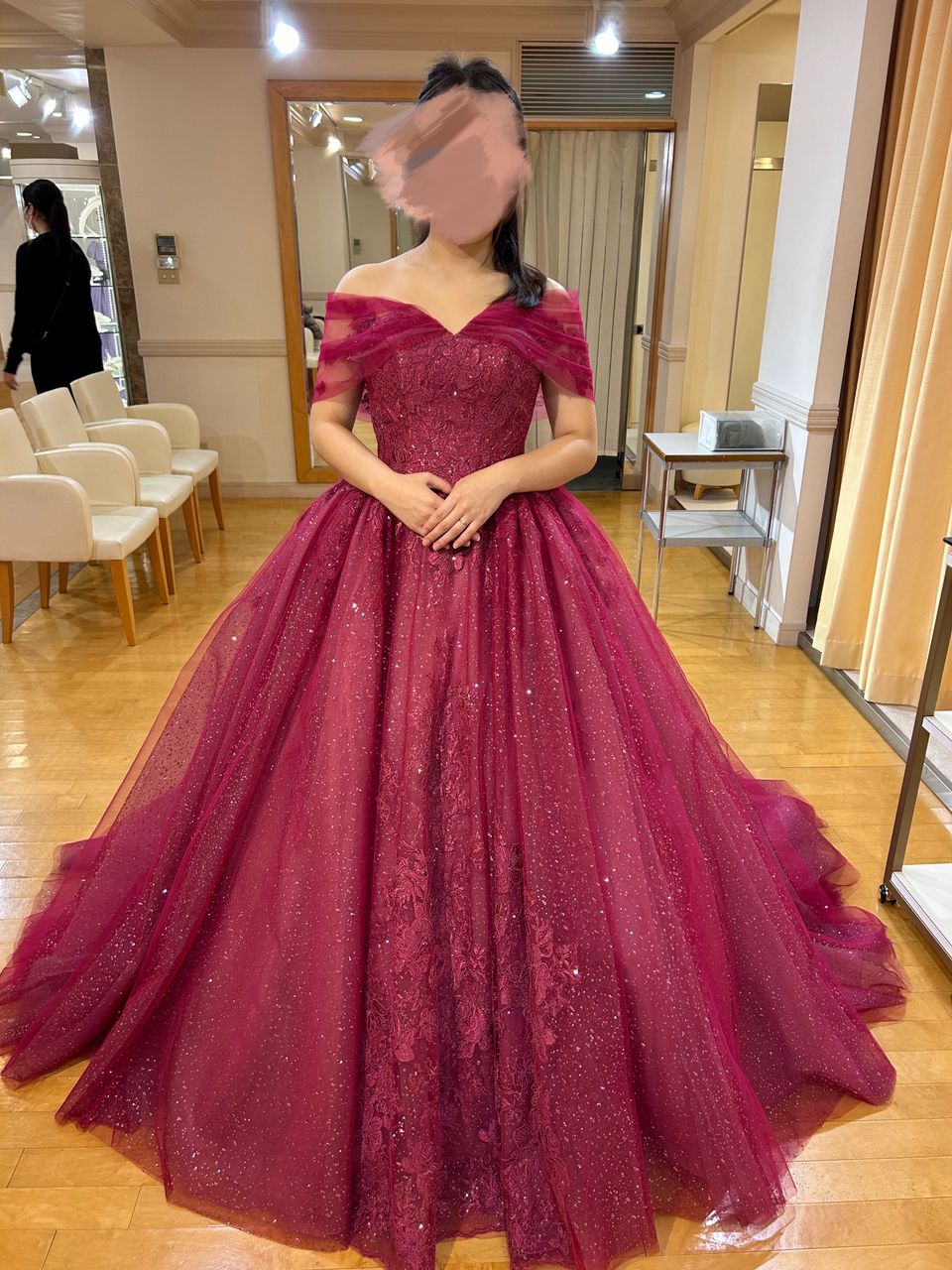 ボルドーが印象的なキラキララメドレス