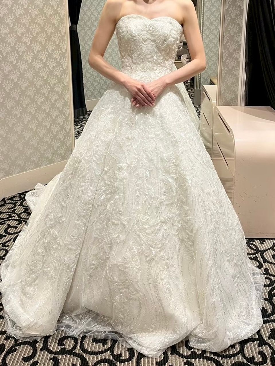 全体刺繍のドレス